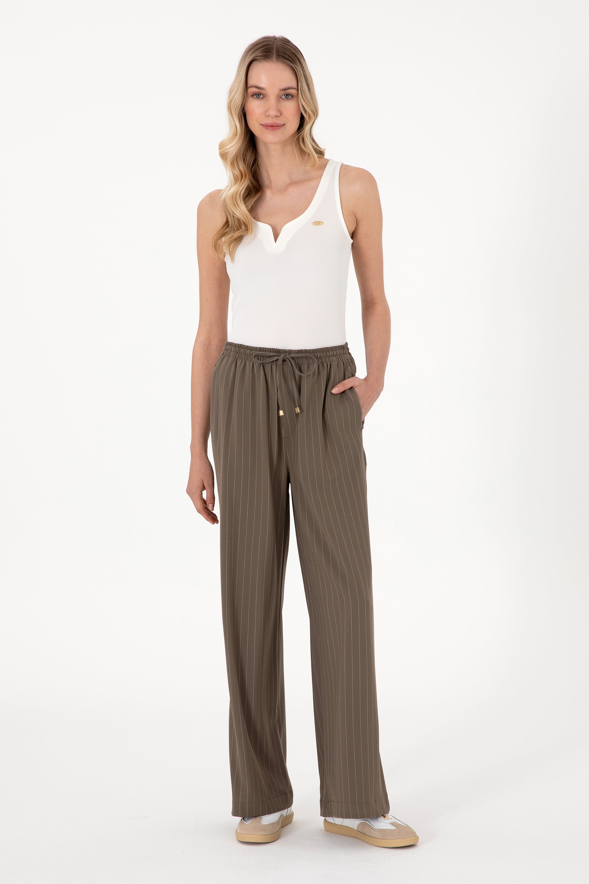 T-shirt pa mëngë me logo metalike