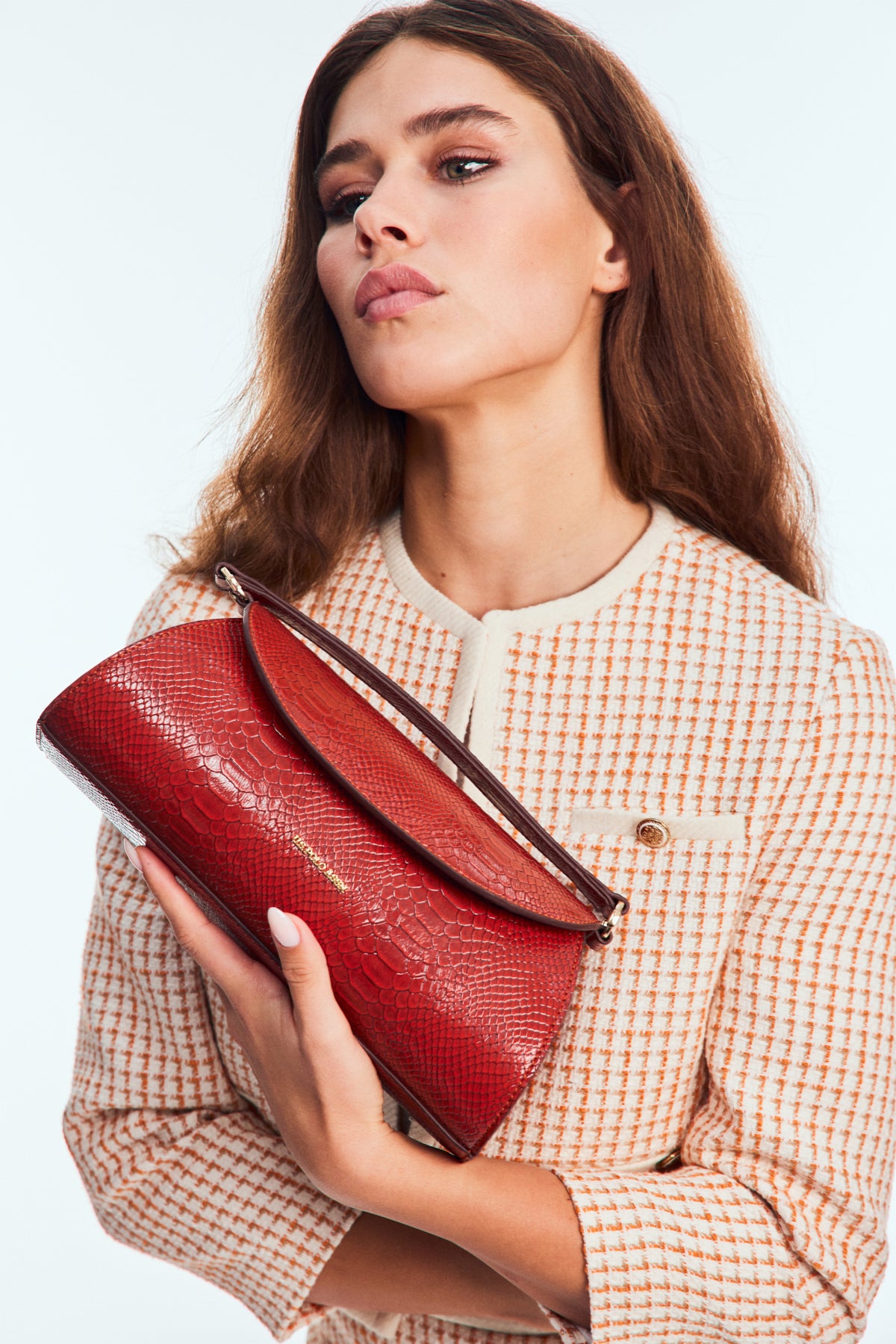 Çantë dore e harkuar me reliev krokodili