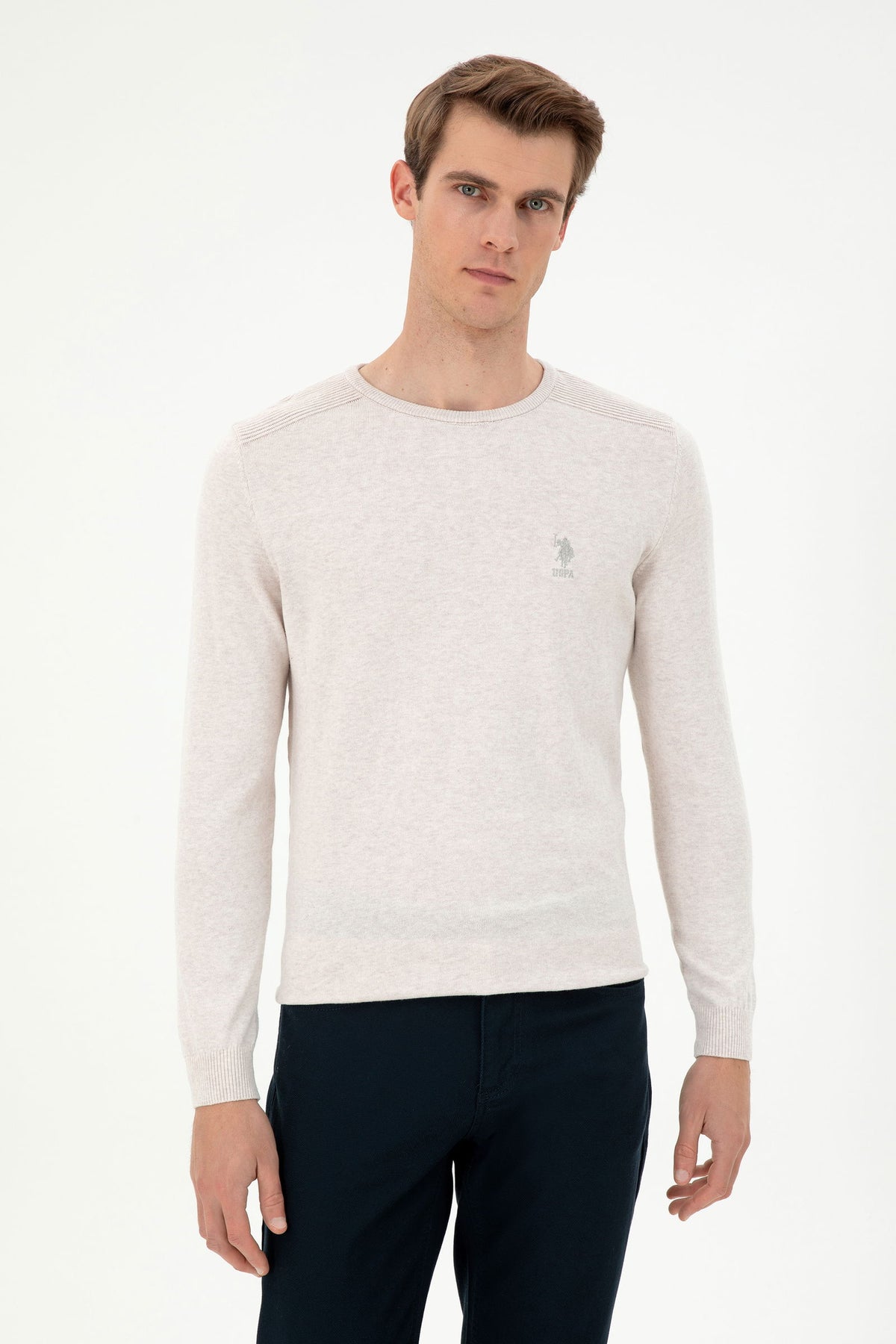 Pulovër bazike me jakë rrumbullake