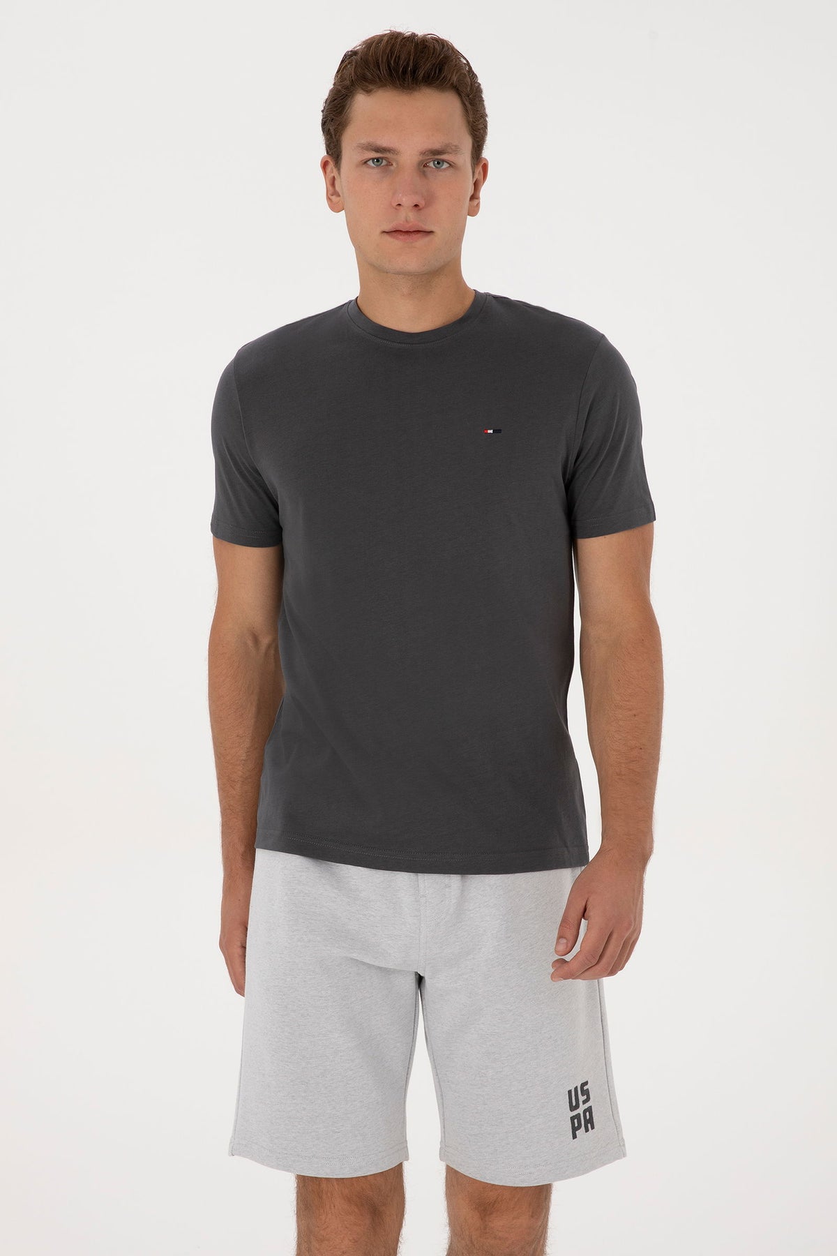 T-shirt bazik me jakë rrumbullake