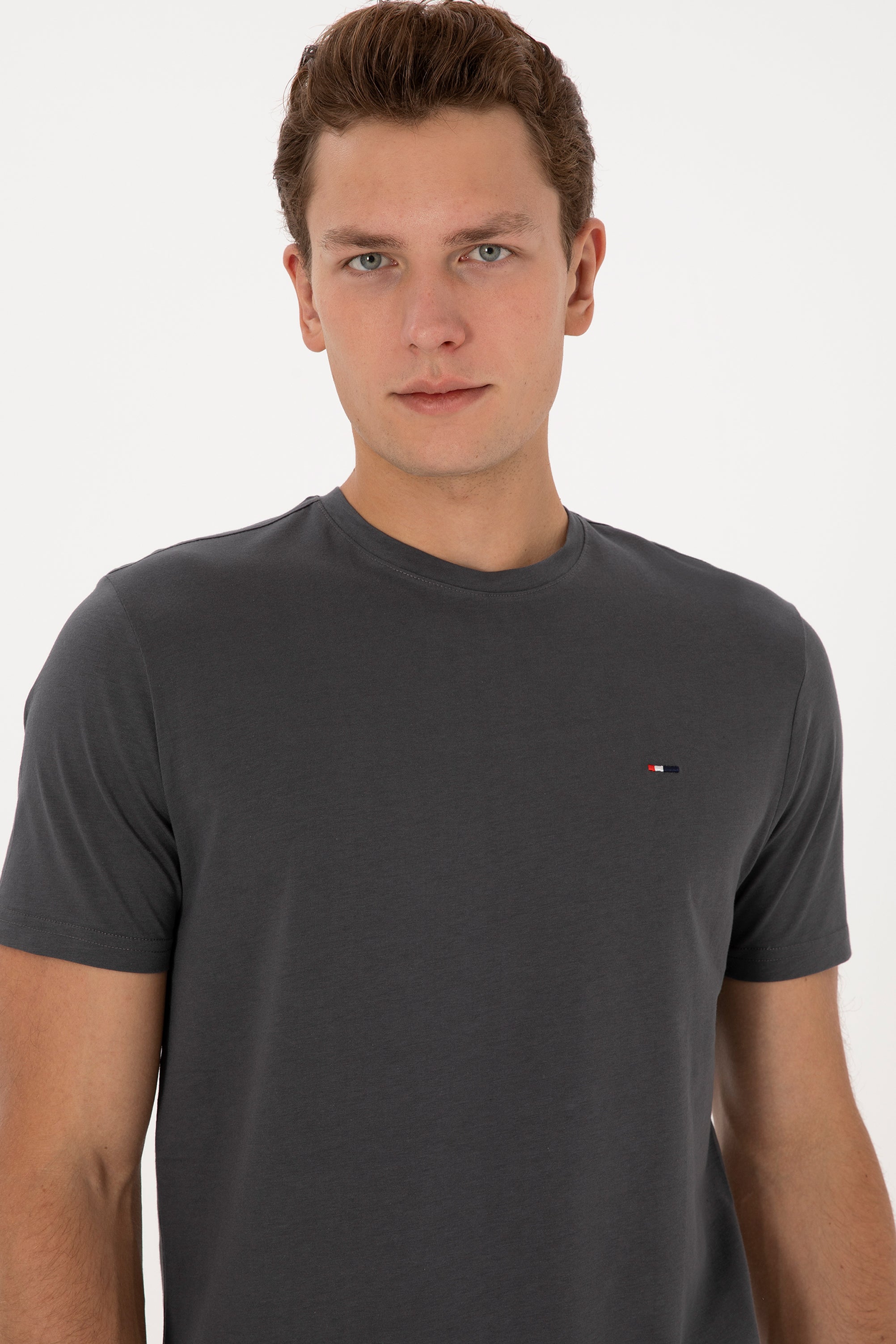 T-shirt bazik me jakë rrumbullake