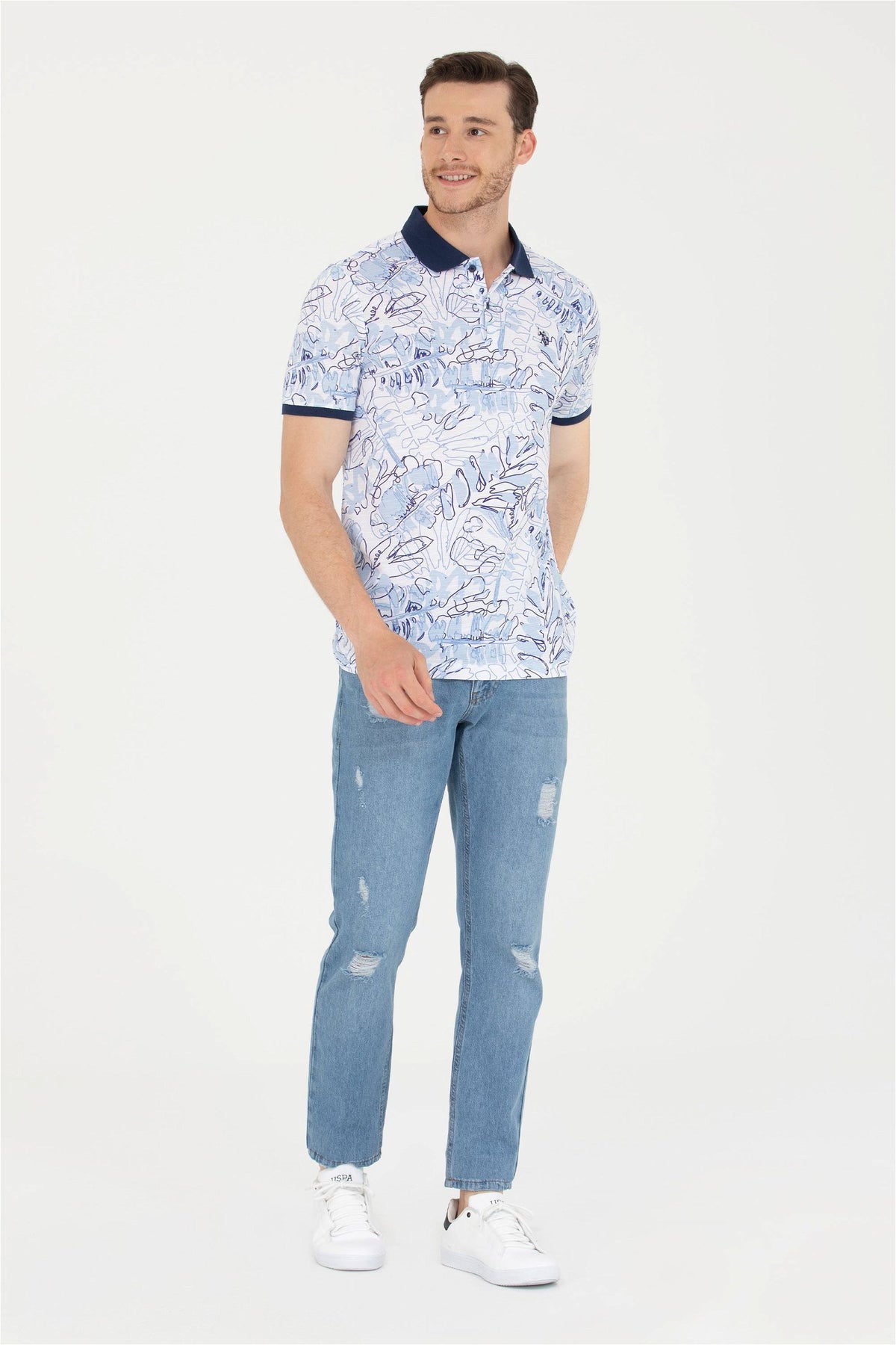 Straight jeans with a ripped effect