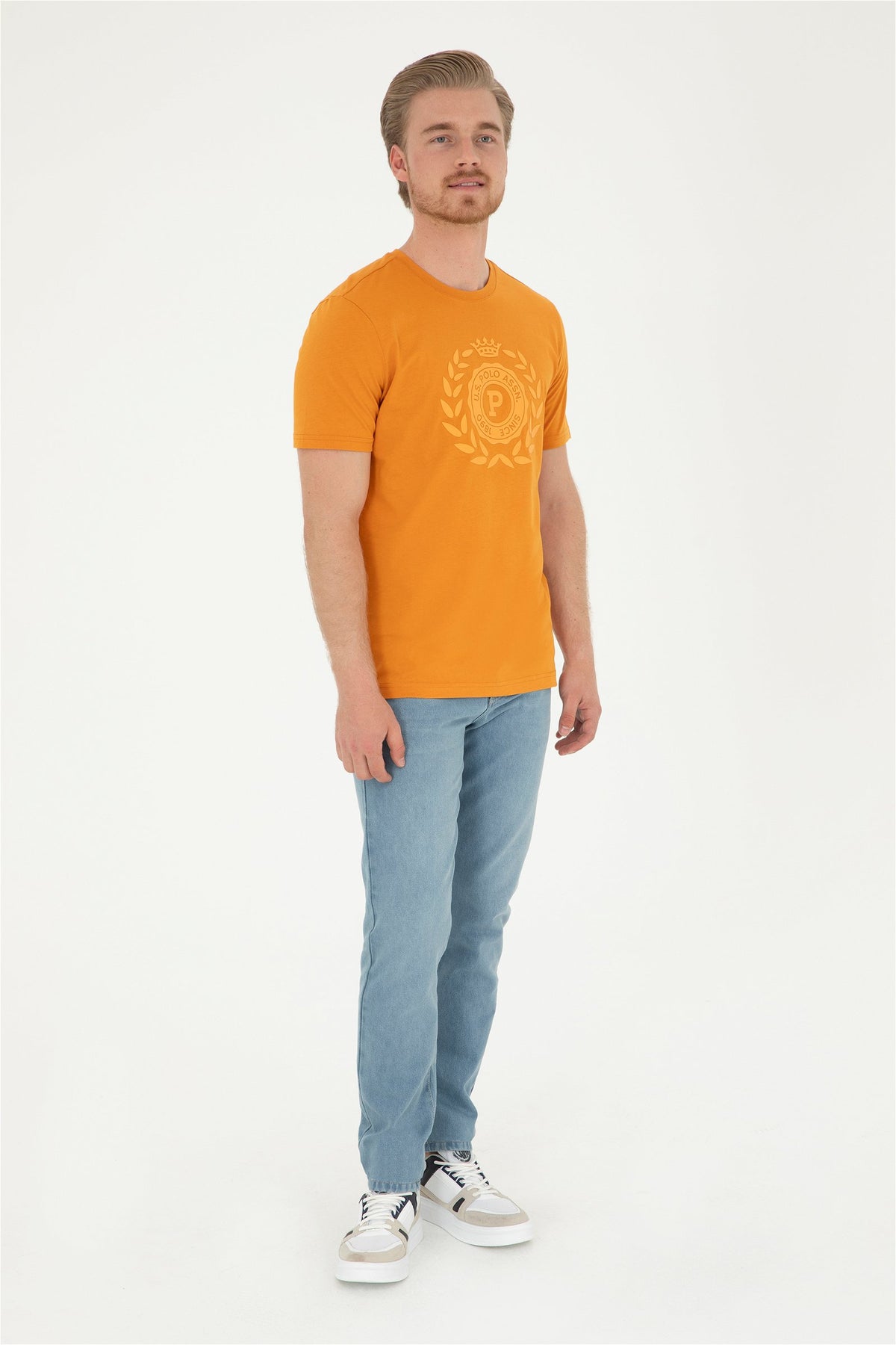 Straight-cut jeans with a minimalist style