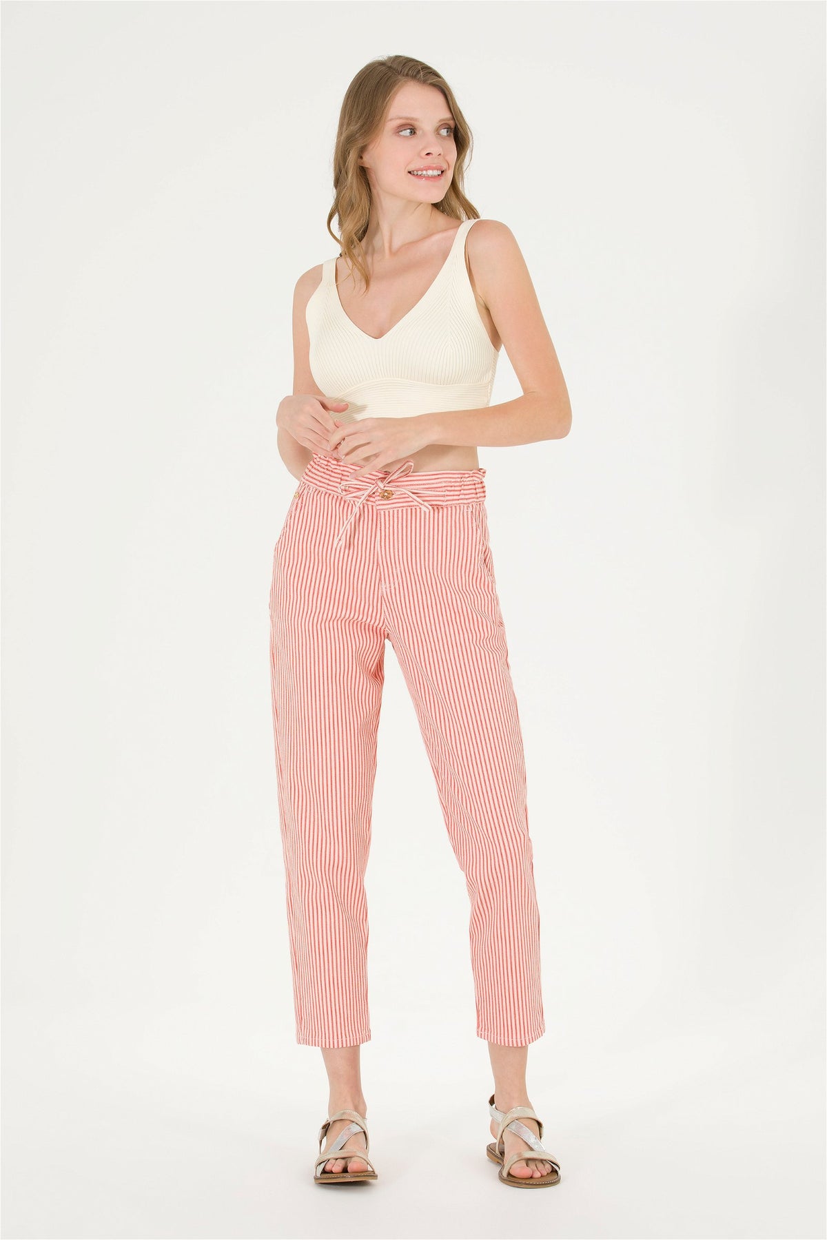 High-waisted jeans with vertical stripes