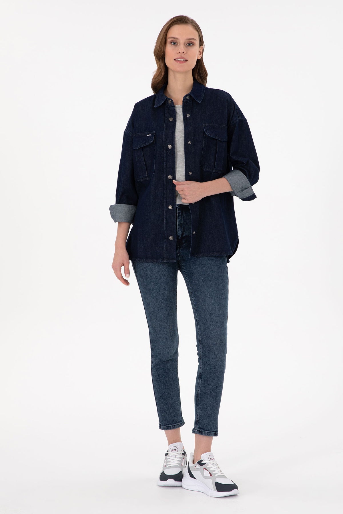 Xhinse të ngushta me prerje të shkurtër