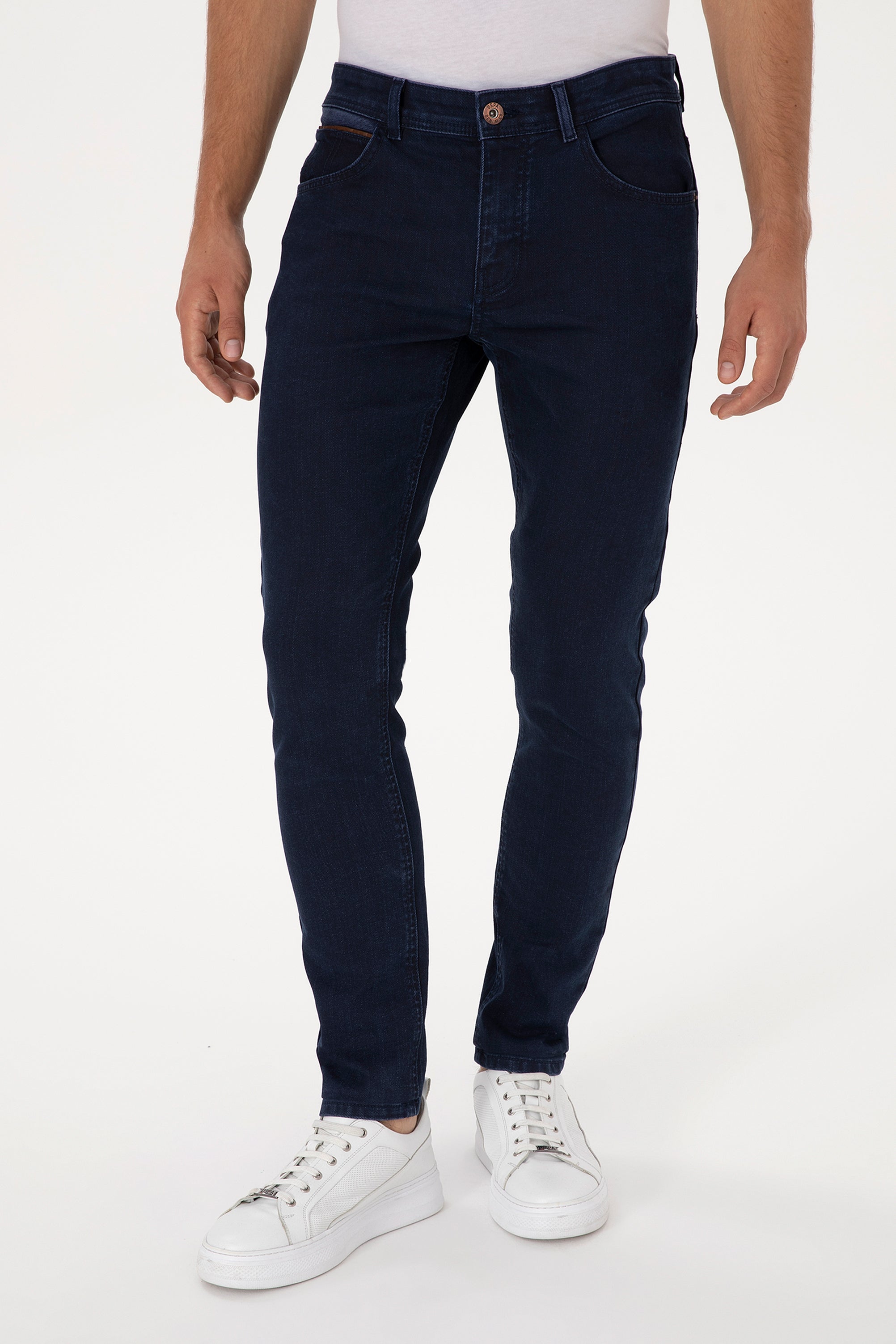 Xhinse me shkrim të qëndisur tek pjesa e xhepit