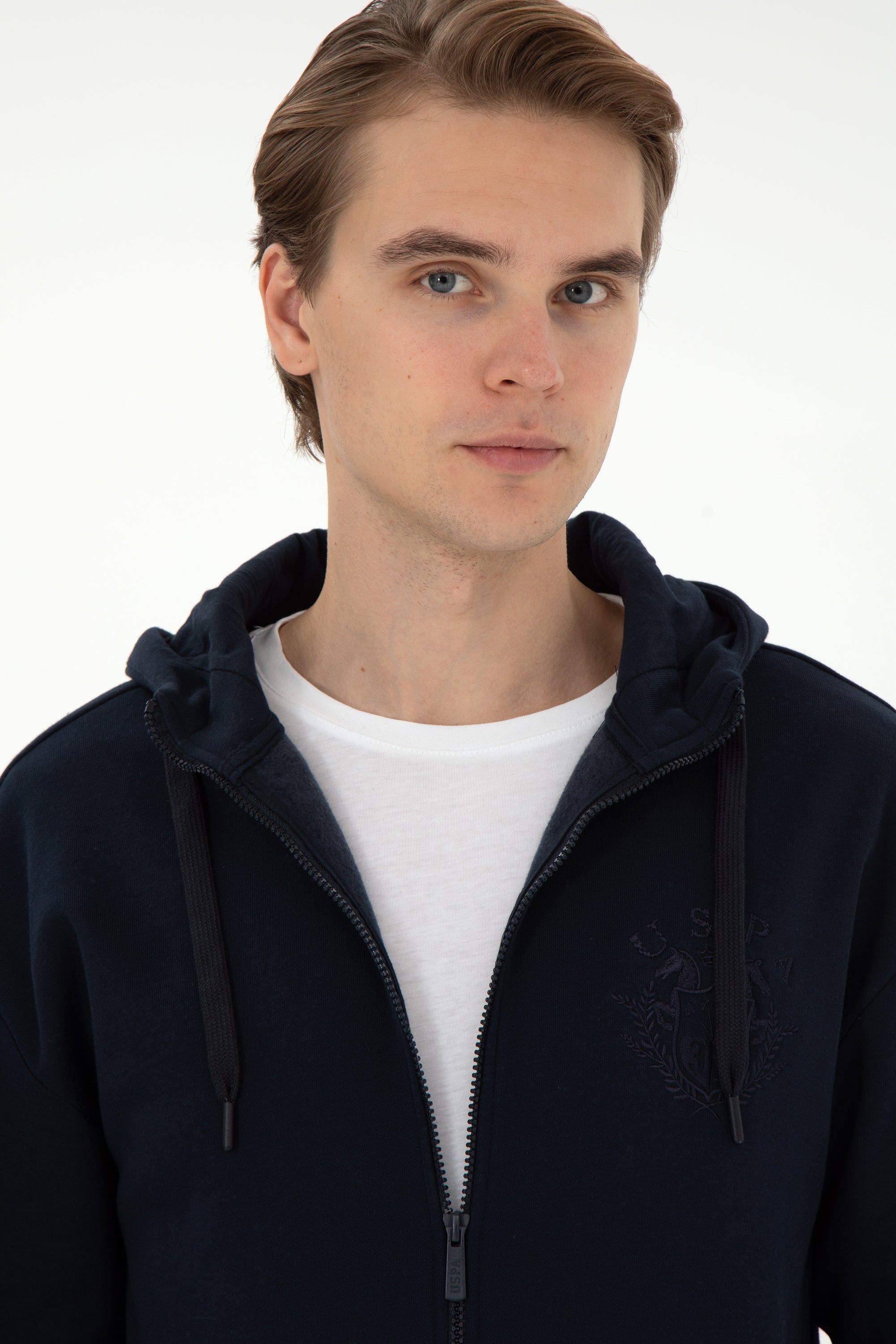 Hoodie me zinxhir dhe logo të qëndisur