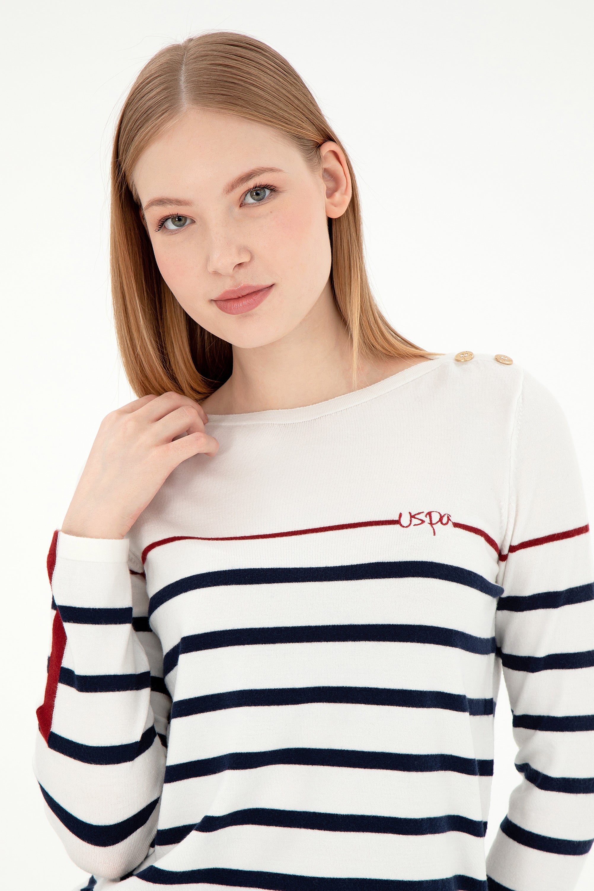 Pulovër me vija dhe kopsa tek shpatullat