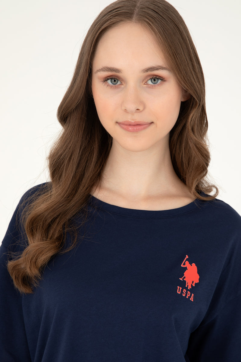 T-shirt i lirshëm me jakë të hapur