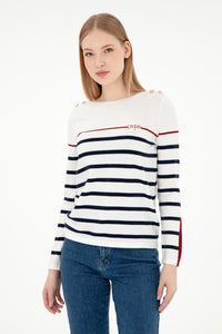 Pulovër me vija dhe kopsa tek shpatullat