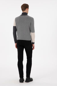 Xhinse të ngushta me logo metalike minimaliste