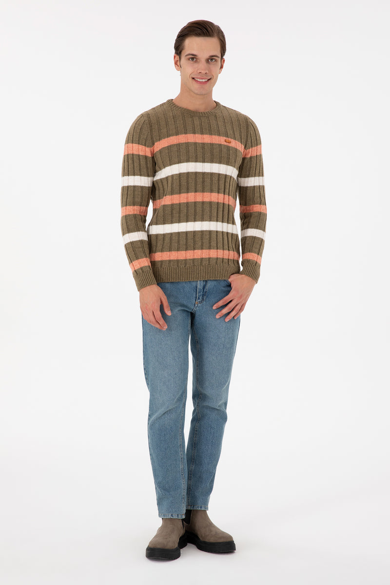 Pulovër me thurje të trashë dhe shirita