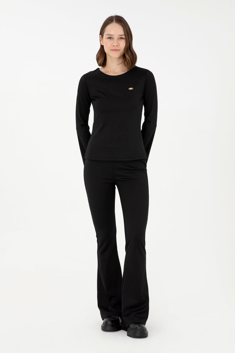 Pulovër me mëngë të gjera dhe logo metalike