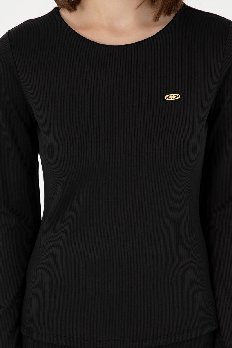 Pulovër me mëngë të gjera dhe logo metalike