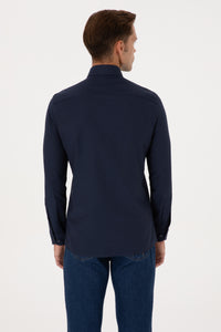 Këmishë klasike bazike