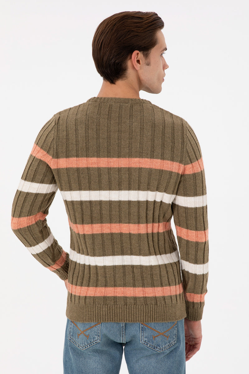 Pulovër me thurje të trashë dhe shirita