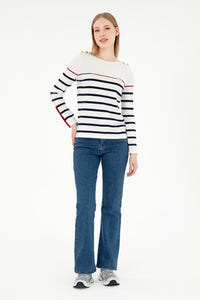 Pulovër me vija dhe kopsa tek shpatullat