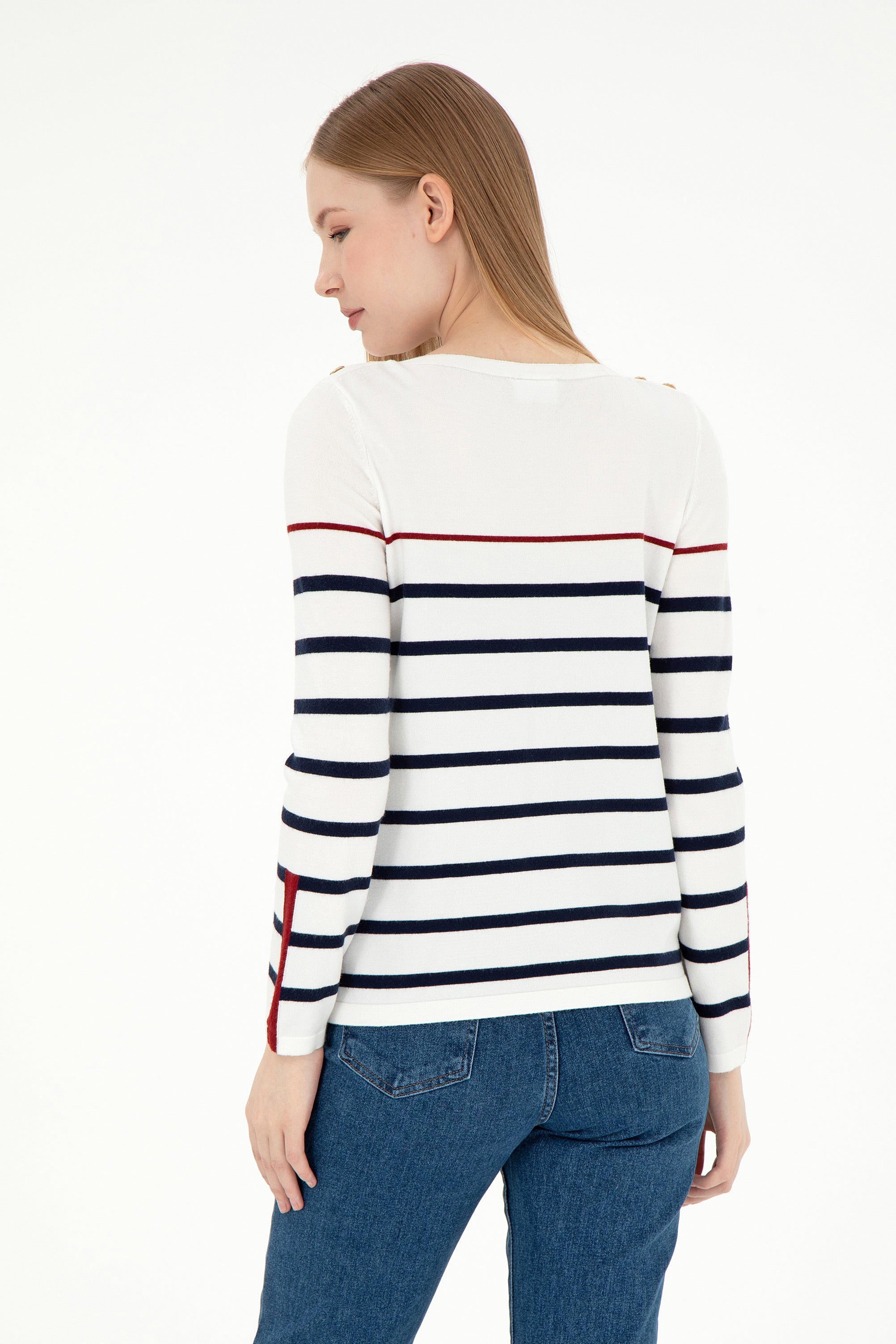 Pulovër me vija dhe kopsa tek shpatullat