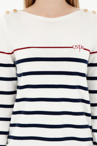 Pulovër me vija dhe kopsa tek shpatullat