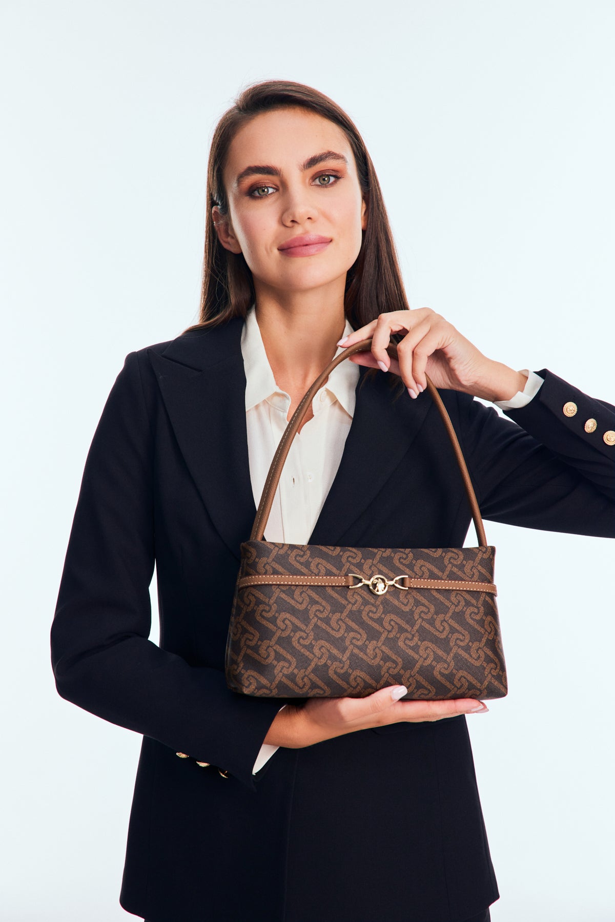 Çantë dore me motive të përsëritura dhe logo metalike