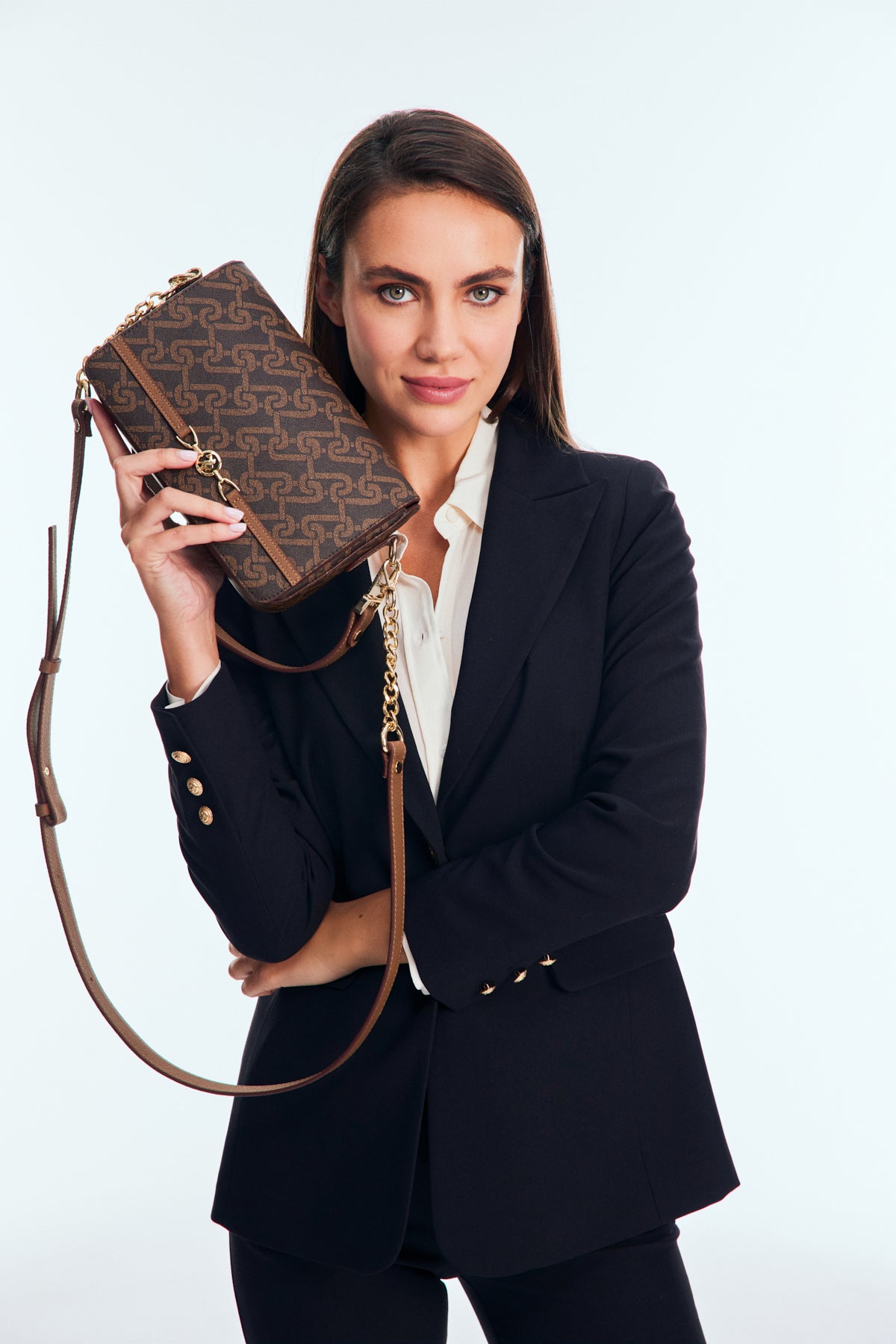 Çantë krahu me motive të përsëritura dhe logo metalike