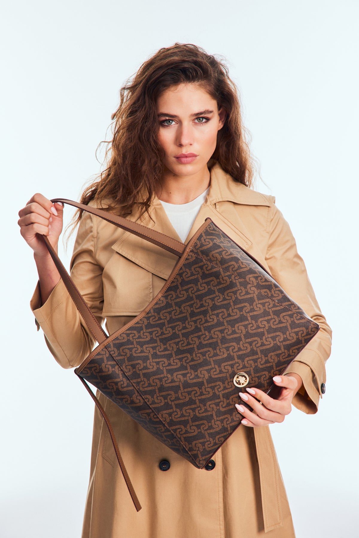 Çantë tote me print grafik dhe logo metalike